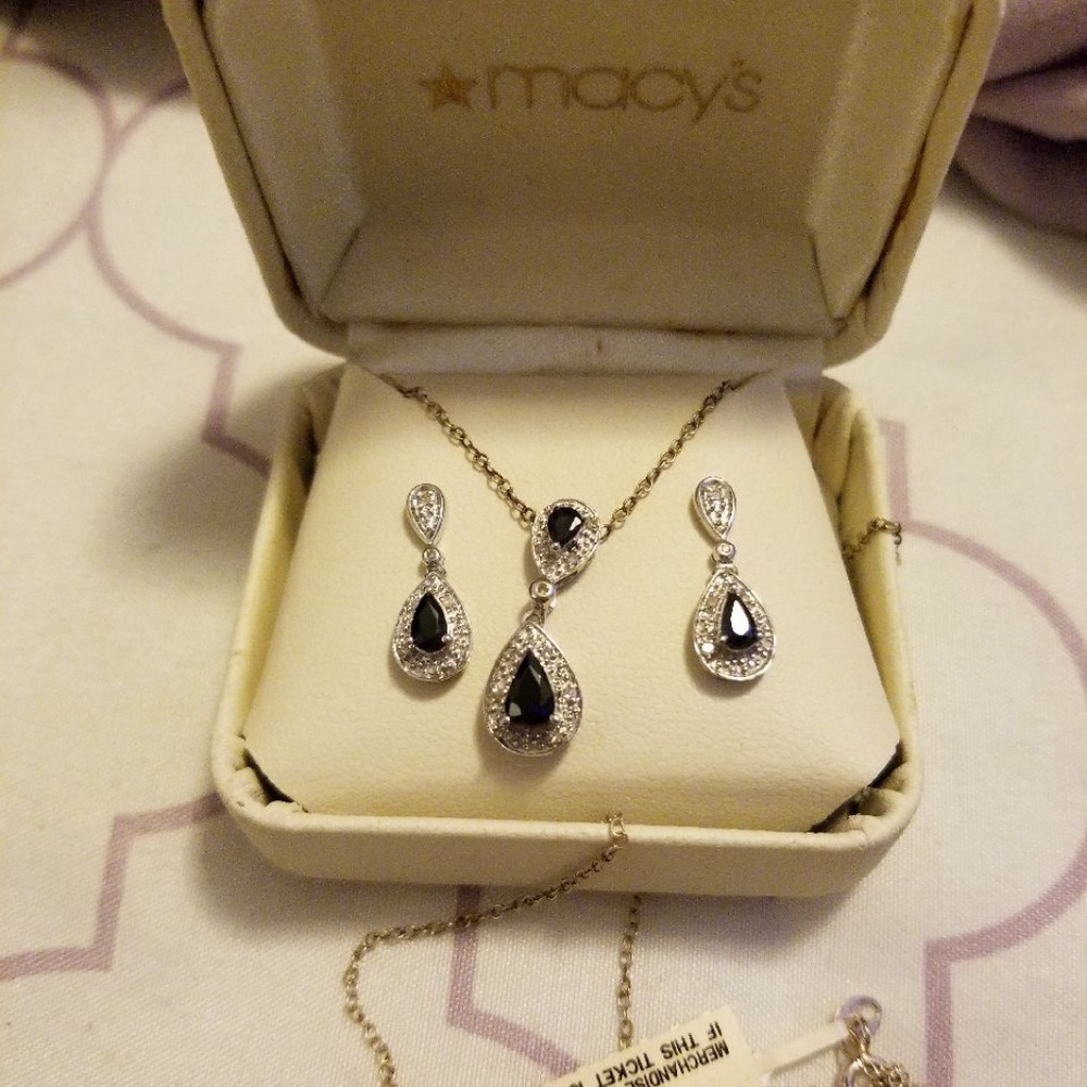Earring and necklace set